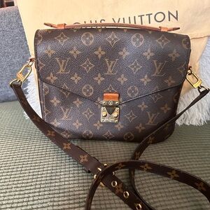 Louis Vuitton Pochette Mattis crossbody 100% authentic.